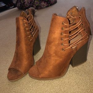 Only worn once size 8 brown booties